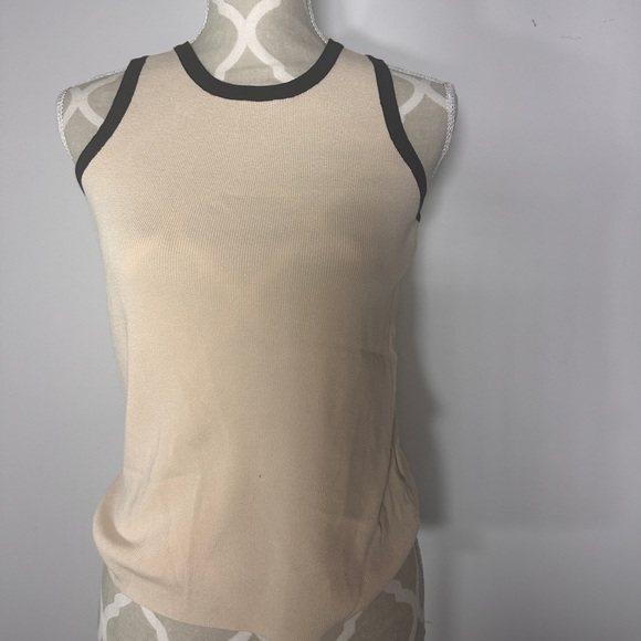 Perfect summer knit top with a very flattering cut - Picture 2 of 3